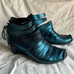 Tripped Fence booties - metallic blue size 38/7.5